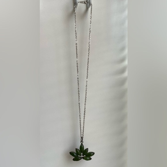 New vintage jade lotus or leaf large statement pendant necklace - Picture 12 of 16